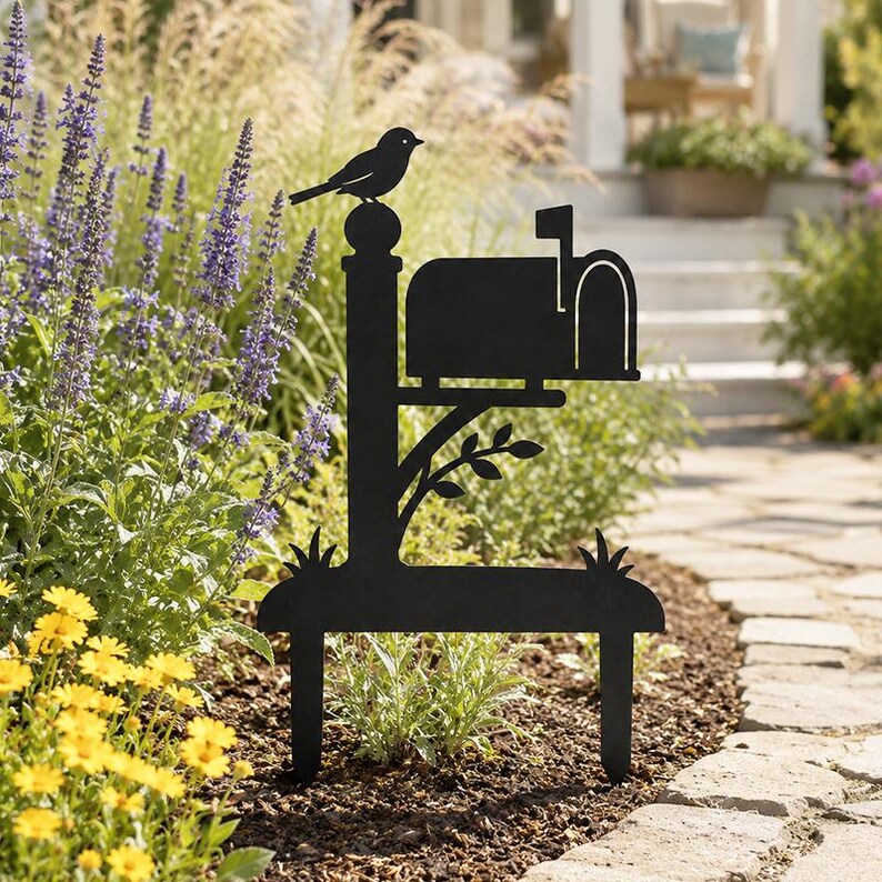 Piquet de jardin en métal noir silhouette boîte aux lettres oiseau perché branches feuillues